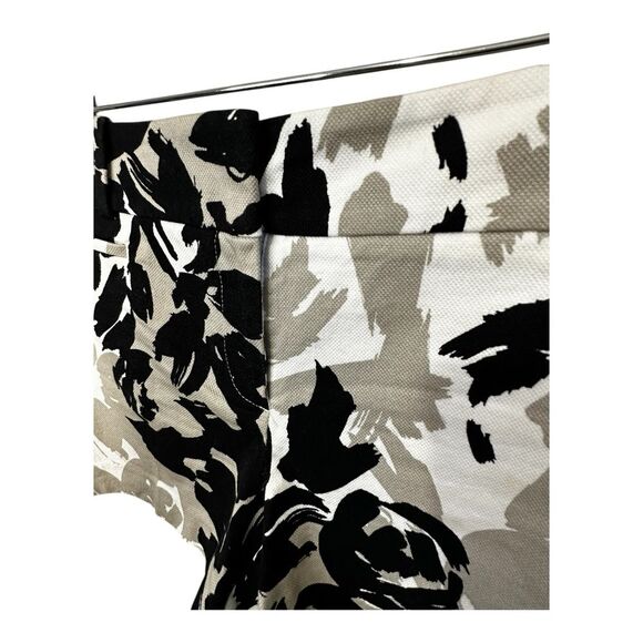 Ann Taylor LOFT Size 2 Cotton Blend Black/White/Tan Floral Riviera Shorts - Picture 3 of 5